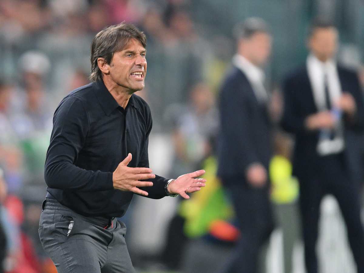 Antonio Conte dà indicazioni dalla panchina