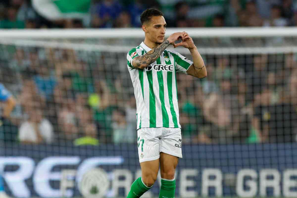 Antony esulta dopo una rete