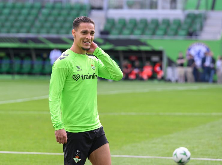 Antony sorridente in primo piano