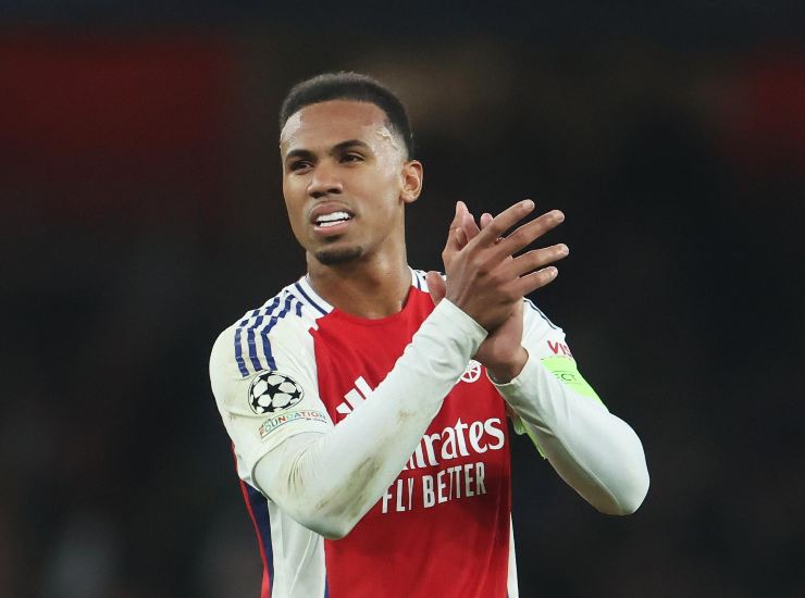 Gabriel Jesus applaude i compagni