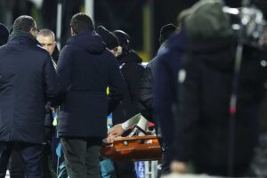 Un giocatore esce in barella