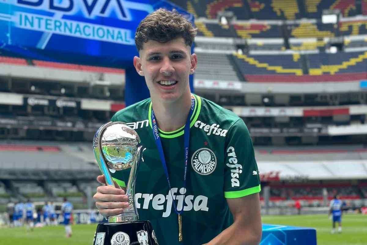 Benedetti con il trofeo in mano