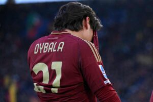 Dybala con la maglia in faccia