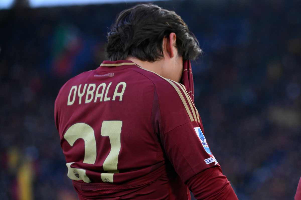 Dybala con la maglia in faccia
