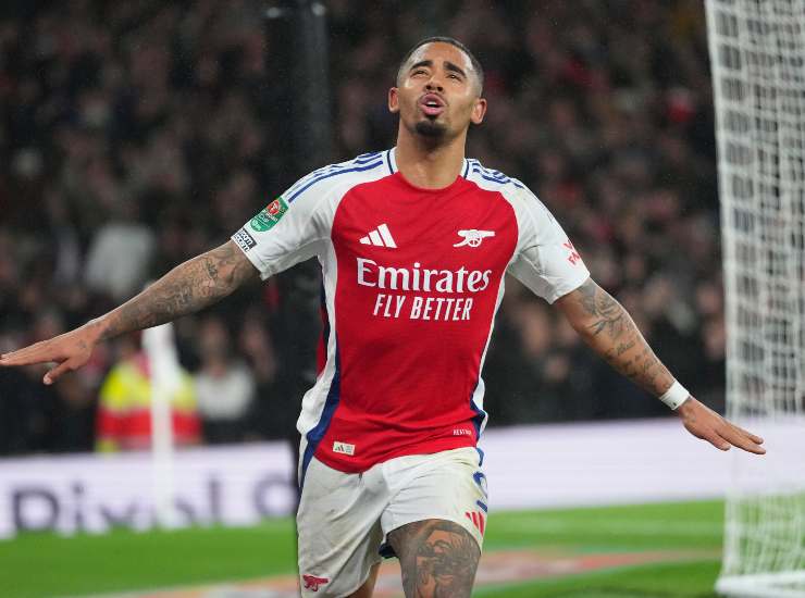 Gabriel Jesus esulta dopo una rete