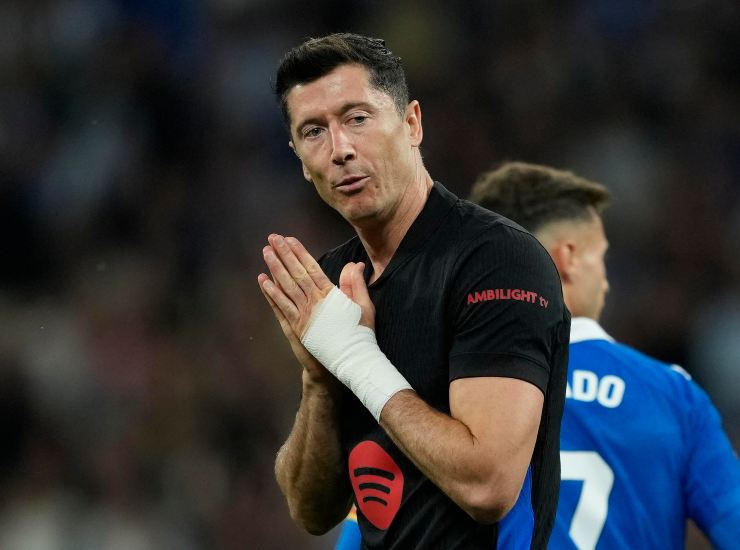 Lewandowski con le mani giunte