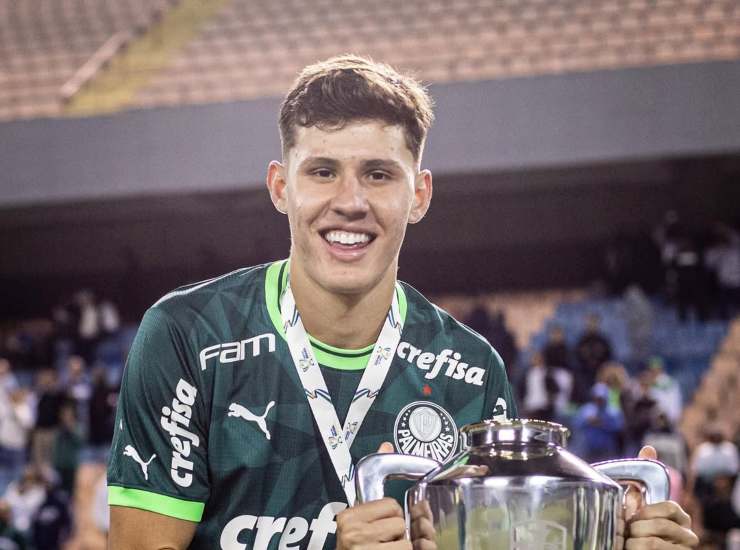 Benedetti con un trofeo