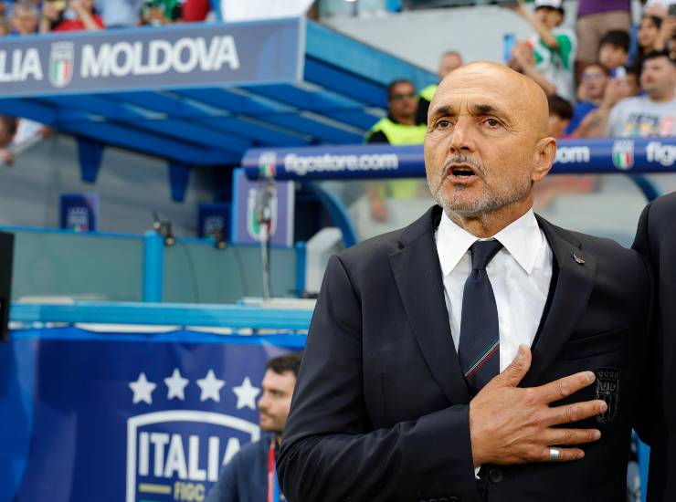 Spalletti mentre canta l'inno