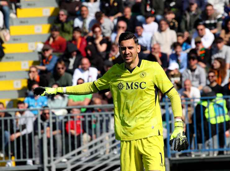 Meret dà una indicazione