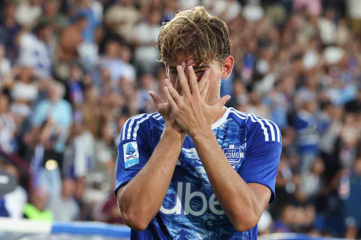 Nico Paz esulta dopo una rete