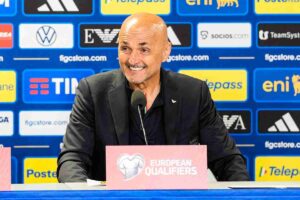Spalletti sorridente in conferenza stampa