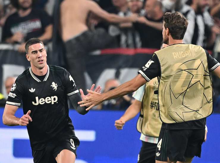 Vlahovic esulta dopo una rete